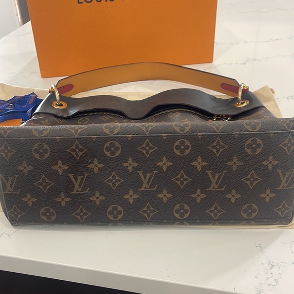 Louis Vuitton Monogram Tuileries Hobo - Like New, Non-Smoker - Picture 4 of 7